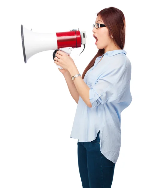 Chinese vrouw schreeuwen met megafoon — Stockfoto