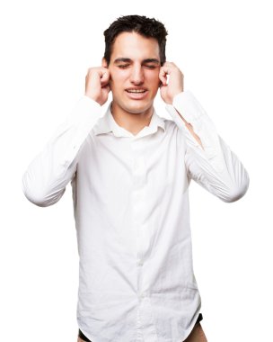 mutlu genç adam kapsayan kulaklar