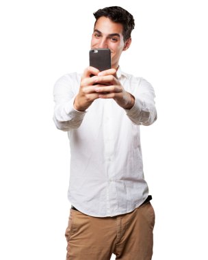 cep telefonunda selfie yapan erkek