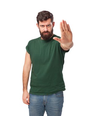 kızgın genç adam dur hareketi ile