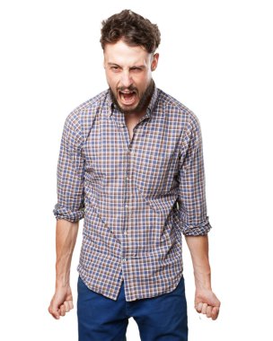 Kızgın genç adam bağırıyor