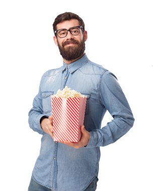 Patlamış Mısır ile mutlu genç adam