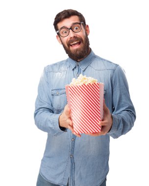 Patlamış Mısır ile mutlu genç adam