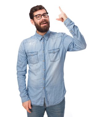 mutlu genç adam fikir işareti ile