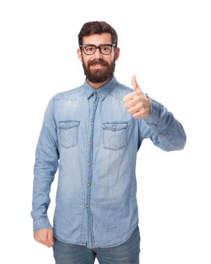 Tamam işareti ile mutlu genç adam