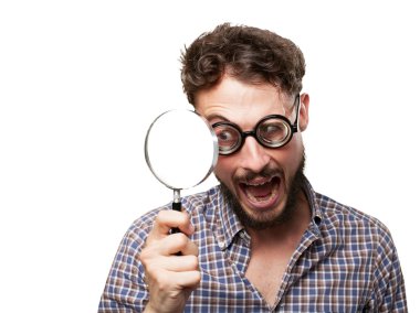 Büyüteç ile çılgın genç adam