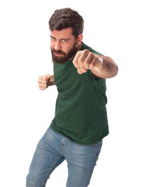 kızgın genç adam yumruk ile