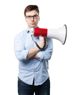 kızgın genç adam megafon ile