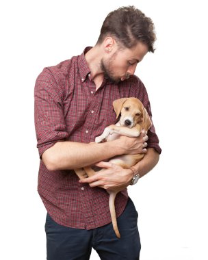 mutlu genç adam köpek yavrusu