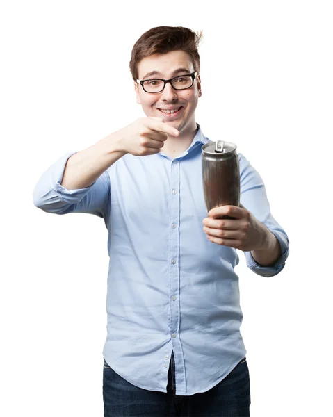 Jeune homme avec de la bière dans la pose de célébration — Photo