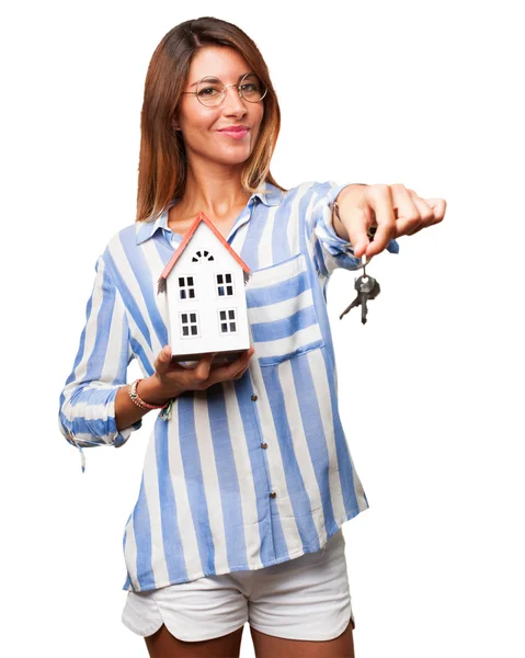 Gelukkig jong vrouw met huis — Stockfoto