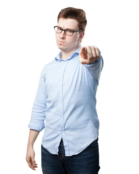 Jeune homme en colère pointant devant — Photo