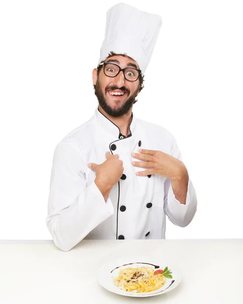 Kucharz dumni człowiek z makaronem — Zdjęcie stockowe