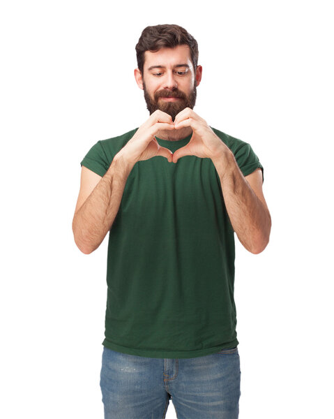 счастливый молодой человек с символом сердца
