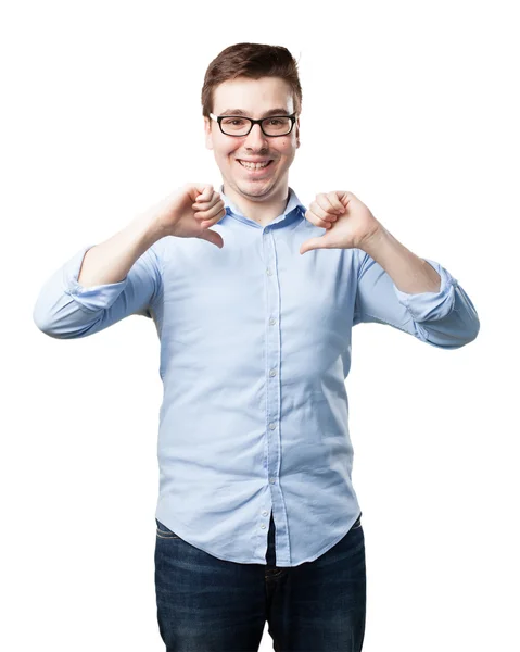 Glücklicher junger Mann in stolzer Pose — Stockfoto