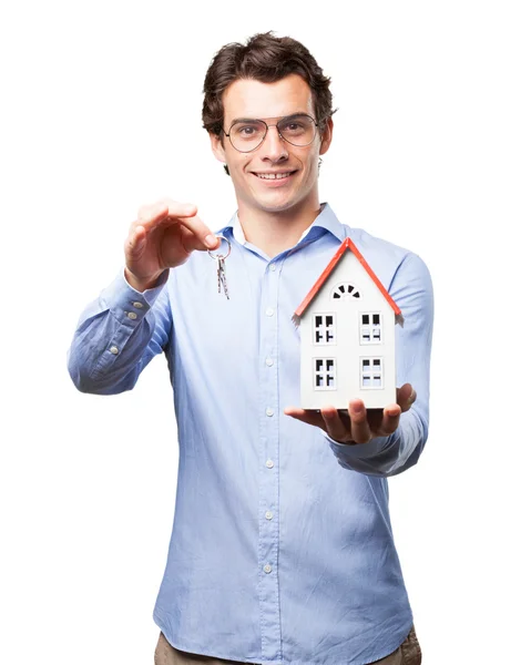 Hombre con modelo de casa y llave — Foto de Stock