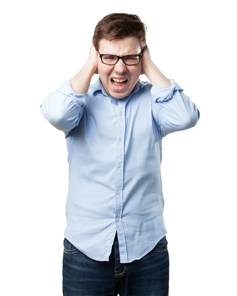 Glücklicher junger Mann, der die Ohren bedeckt — Stockfoto