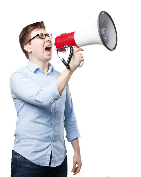 Сердитый молодой человек с мегафоном — стоковое фото