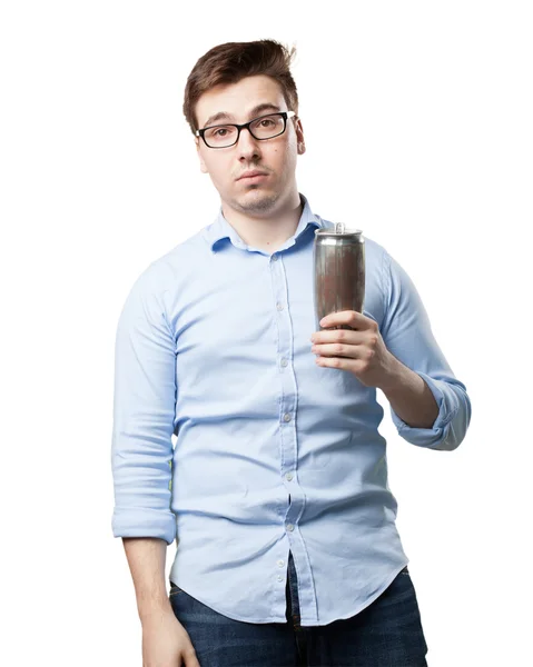 Joven con cerveza en la celebración de pose — Foto de Stock