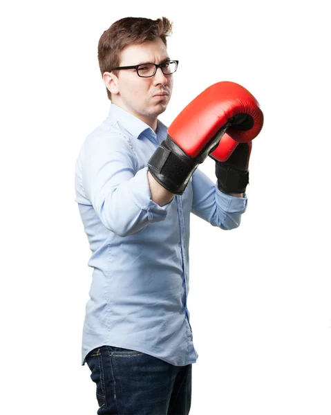 Сердитый молодой человек бокс — стоковое фото