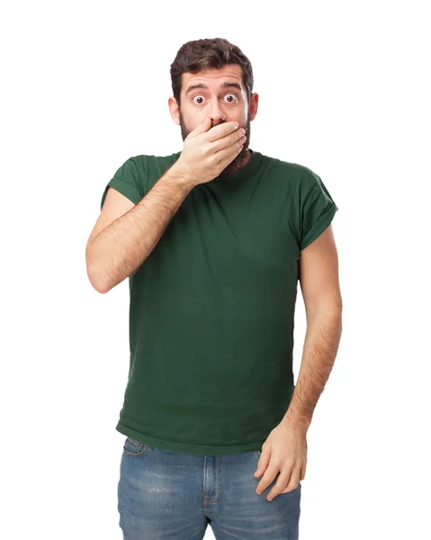 Sorpreso giovane uomo che copre bocca — Foto Stock