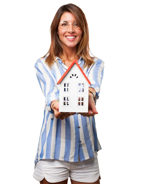Glückliche junge Frau mit Haus — Stockfoto