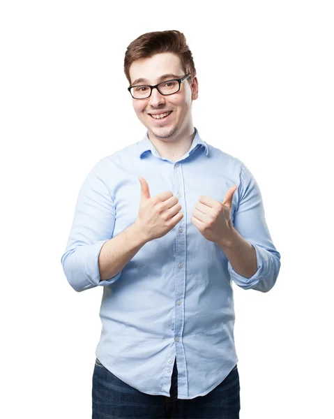 Glücklicher junger Mann in stolzer Pose — Stockfoto