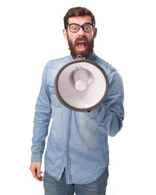 kızgın genç adam megafon ile