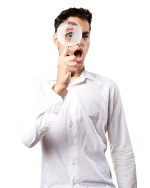 Büyüteç ile şaşırmış genç adam