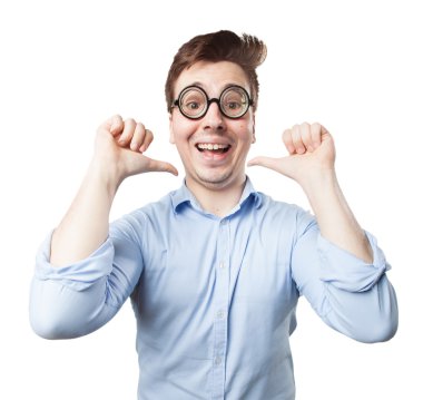 mutlu genç adam gurur poz