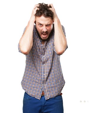 Kızgın genç adam bağırıyor