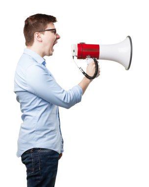 kızgın genç adam megafon ile