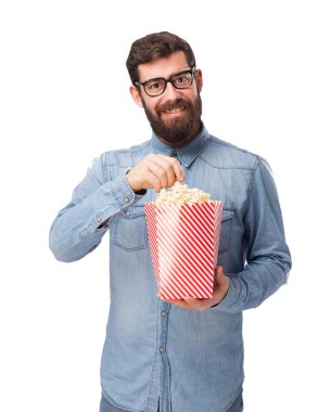 Patlamış Mısır ile mutlu genç adam