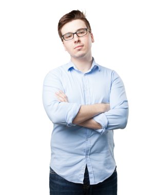 gülümseyerek poz içinde gururlu genç adam