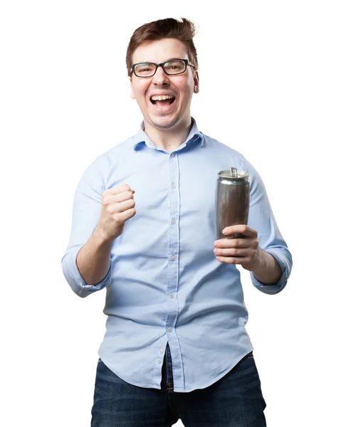 Jonge man met bier in het vieren van de pose — Stockfoto