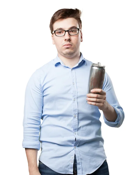 Jeune homme avec de la bière dans la pose de célébration — Photo