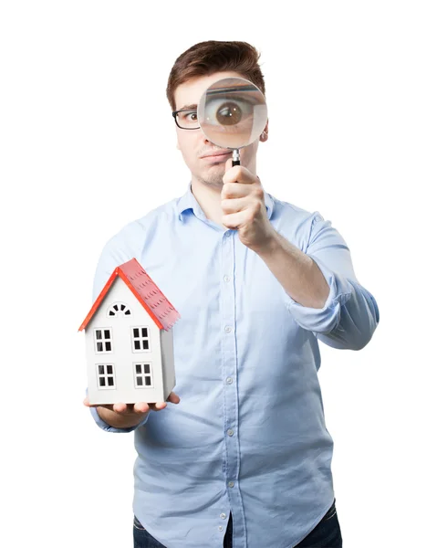 Gelukkig jongeman met huis model — Stockfoto