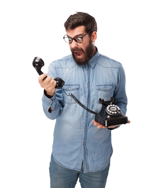 Angry young man met telefoon — Stockfoto