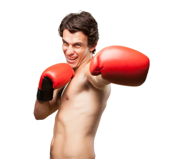 Starker junger Mann boxt — Stockfoto