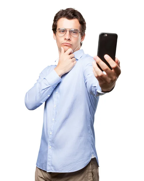 Człowiek robi selfie na telefon komórkowy — Zdjęcie stockowe