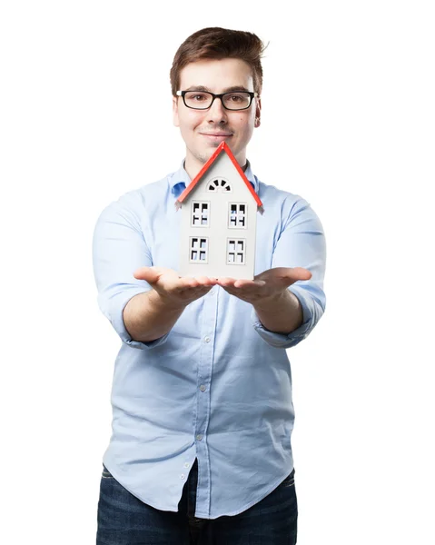 Glücklicher junger Mann mit Hausmodell — Stockfoto