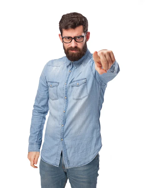 Angry young man aanwijsapparaat voorzijde — Stockfoto