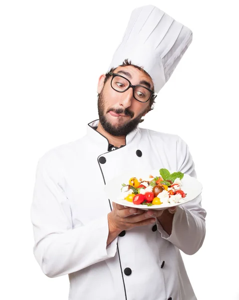 Cocinero feliz con ensalada — Foto de Stock