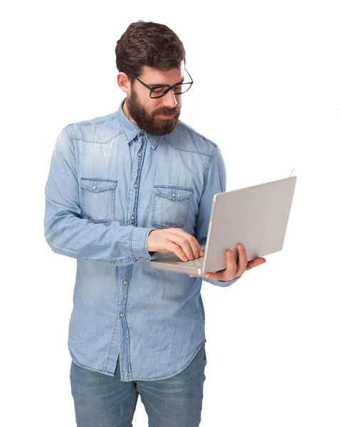 Felice giovane uomo con computer portatile — Foto Stock