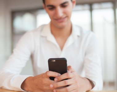 cep telefonu ile mutlu bir genç adam