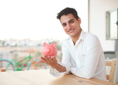 Kumbaralı mutlu genç adam 