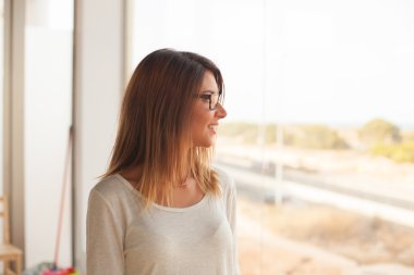 mutlu genç kadın ev concept