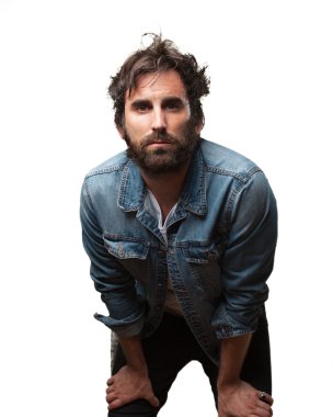 gururlu genç adam mutlu poz