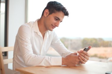 cep telefonu ile mutlu bir genç adam