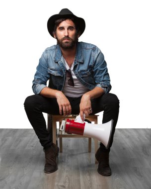 genç adam megafon ile bağırarak